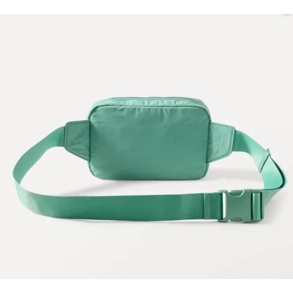 NWT Athleta All About LARGE BELT BAG Chest Crossbody Bag Fanny Pack MINT GREEN - Picture 4 of 5